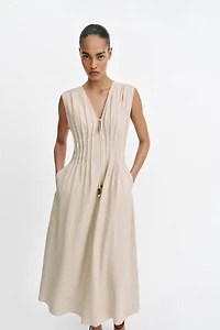 ROBE MI-LONGUE EN LIN À PLIS NERVURÉS