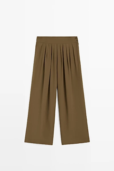 Total look flowing trousers with box pleats