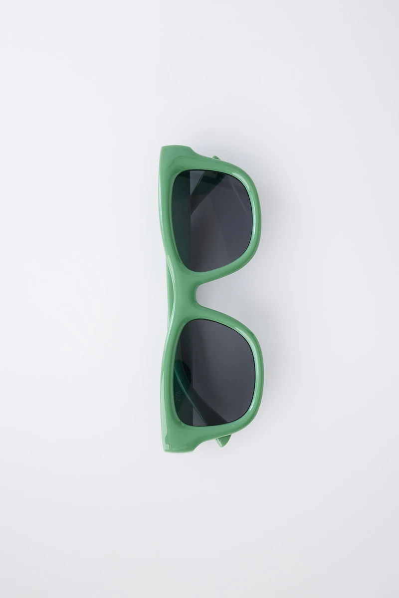 LUNETTES DE SOLEIL CARRÉES EN PLASTIQUE