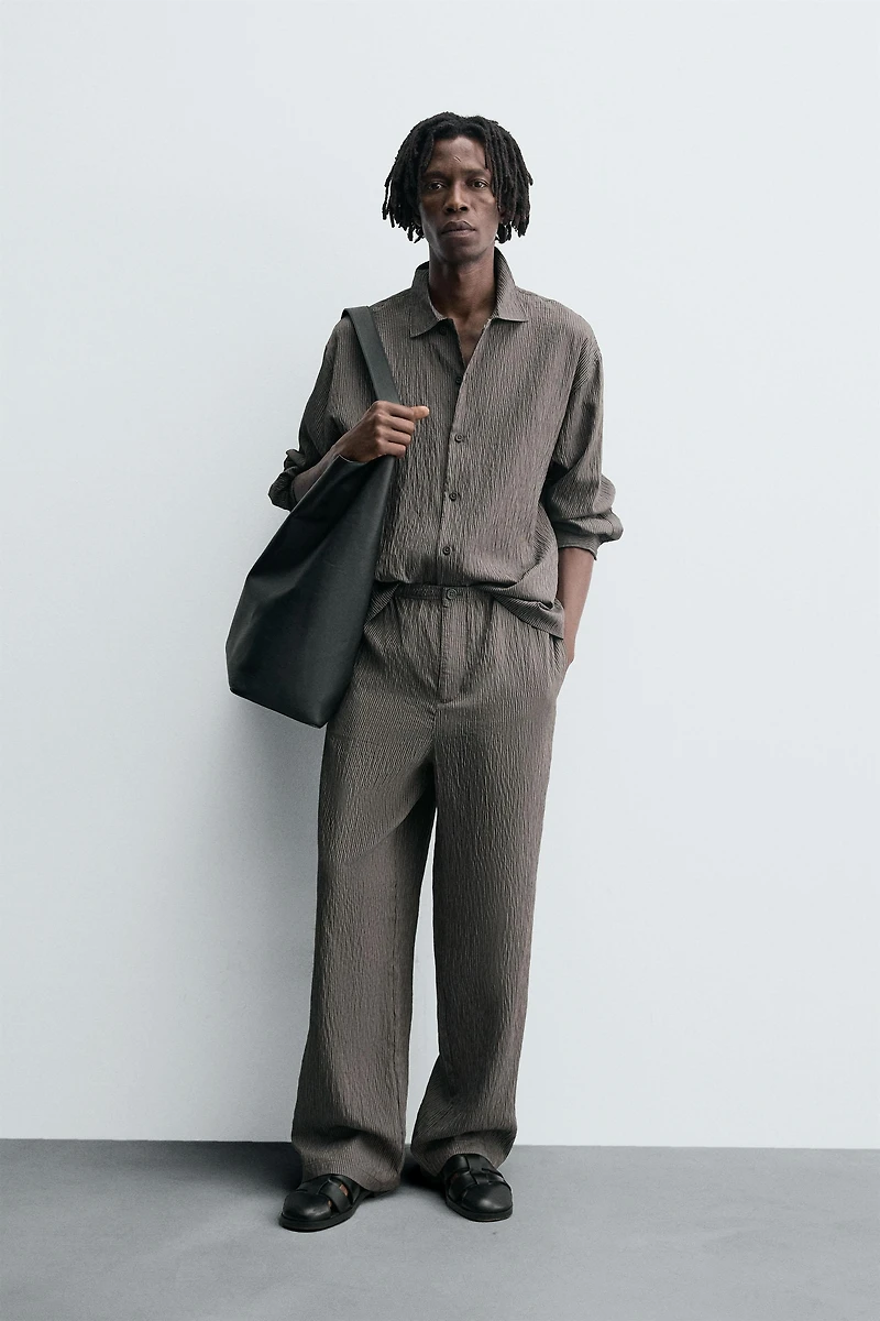 PANTALON FLUIDE À RAYURES ET EFFET FROISSÉ