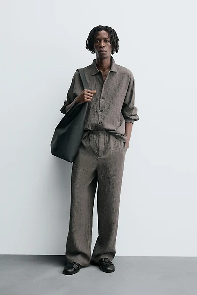 PANTALON FLUIDE À RAYURES ET EFFET FROISSÉ
