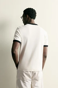 T-SHIRT BASIQUE À LISERÉ CONTRASTANT