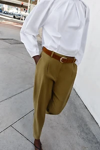 PANTALON À PINCES AVEC CEINTURE