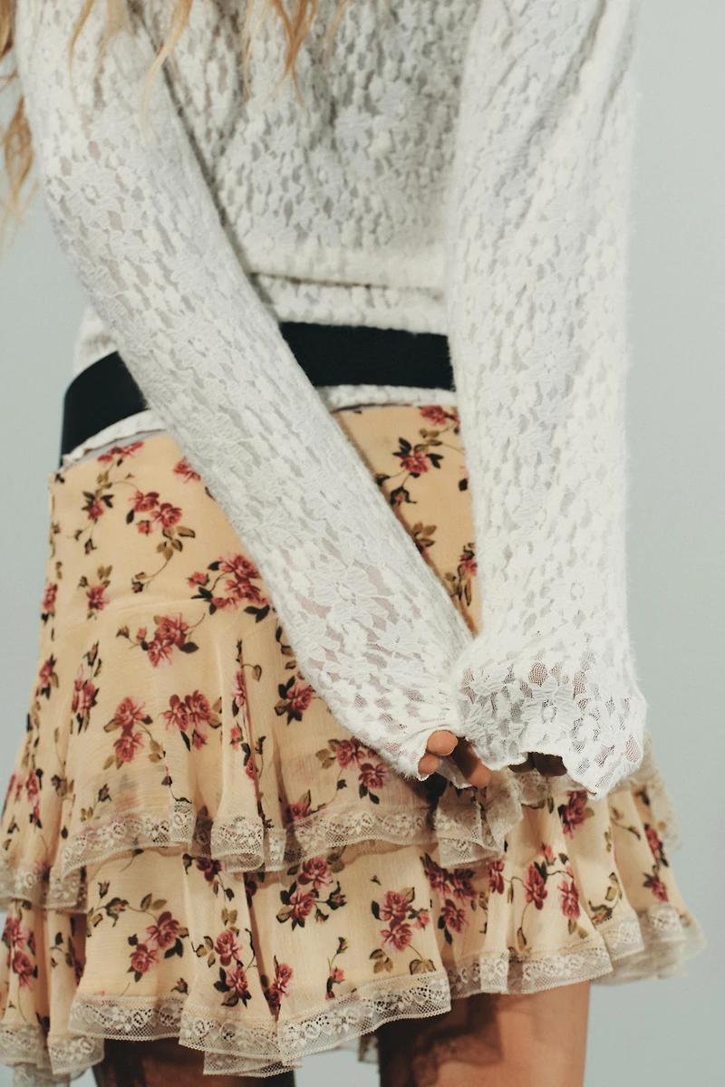 SOFT-TOUCH LACE RUCHED TOP