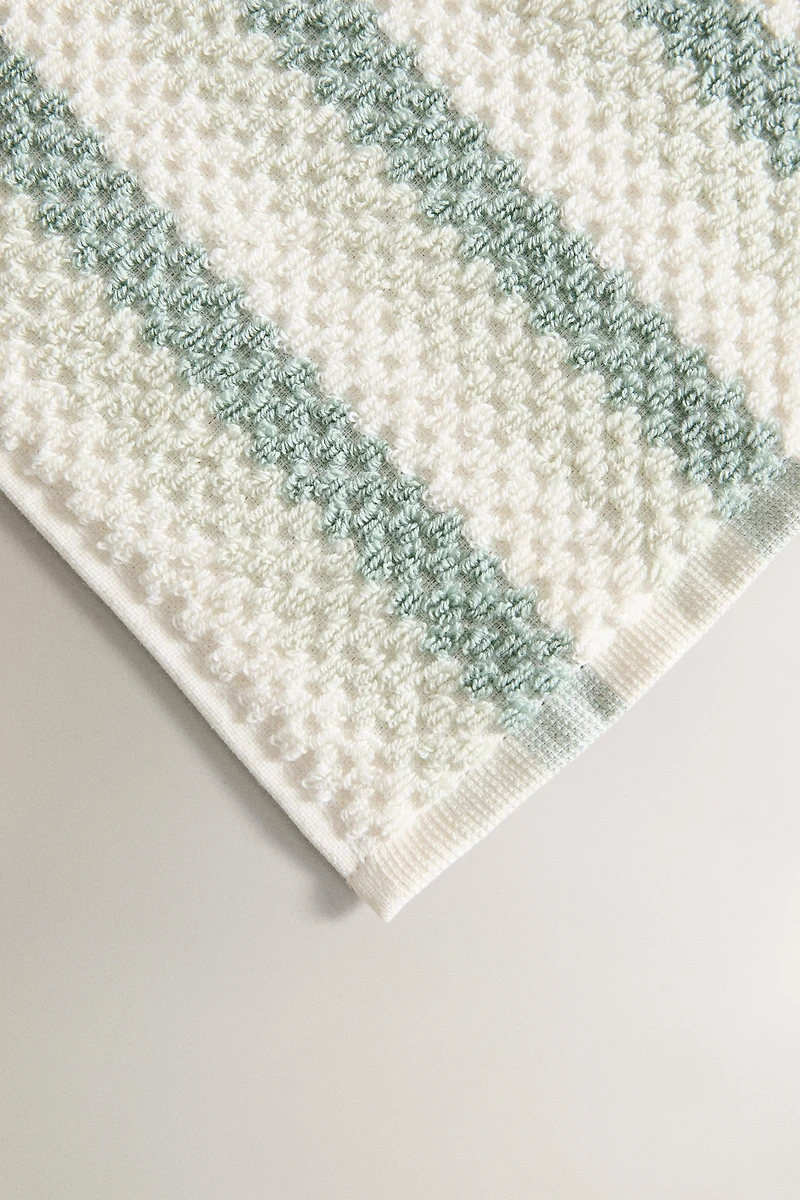 GEOMETRIC JACQUARD BATH TOWEL
