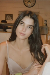 ROBE COURTE À BRETELLES ET VOLUME