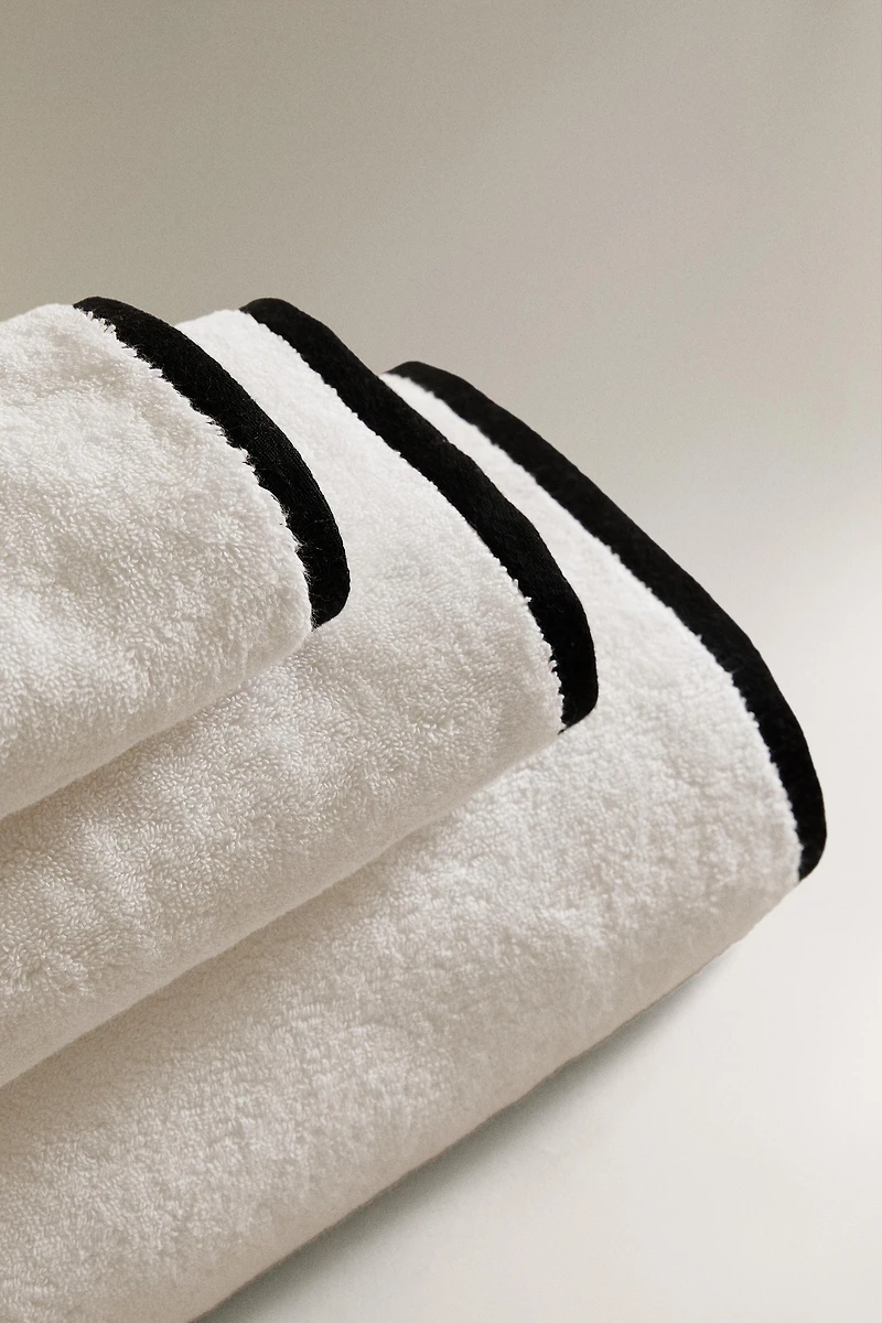 BATH TOWEL WITH CONTRAST BORDER