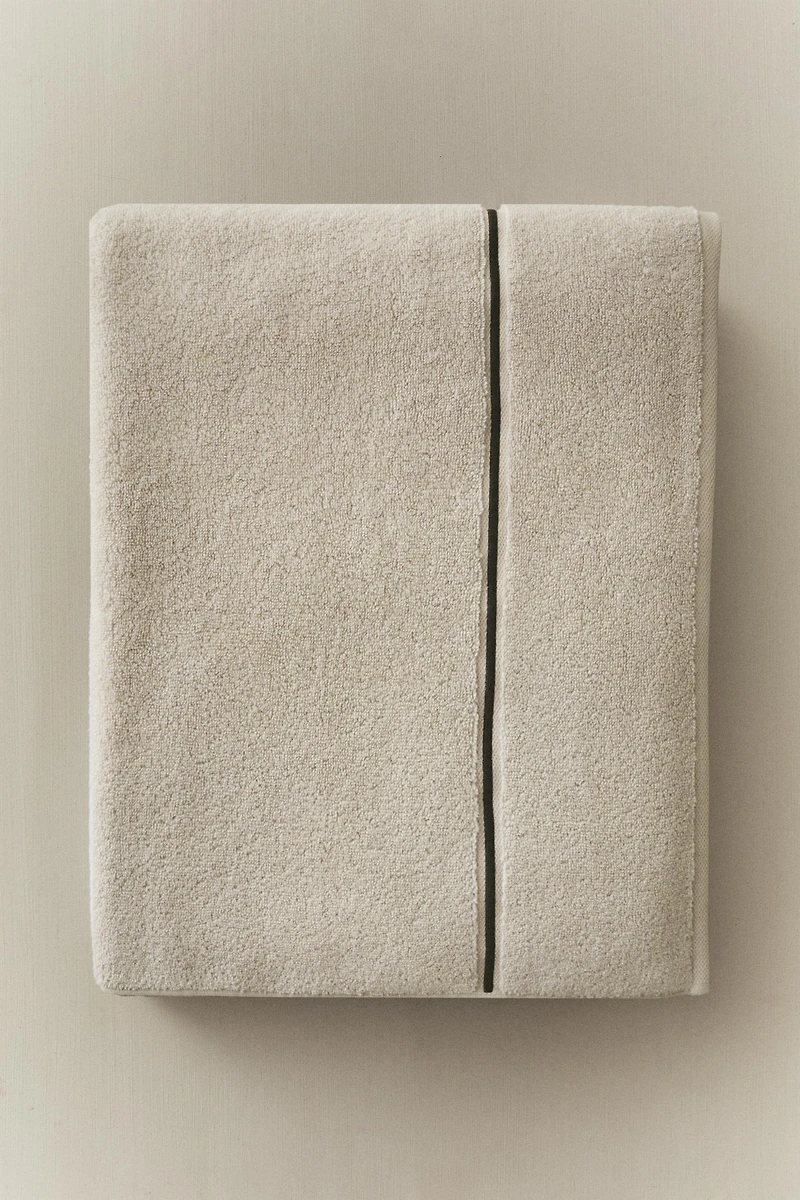 BATH TOWEL WITH EMBROIDERED SCALLOP