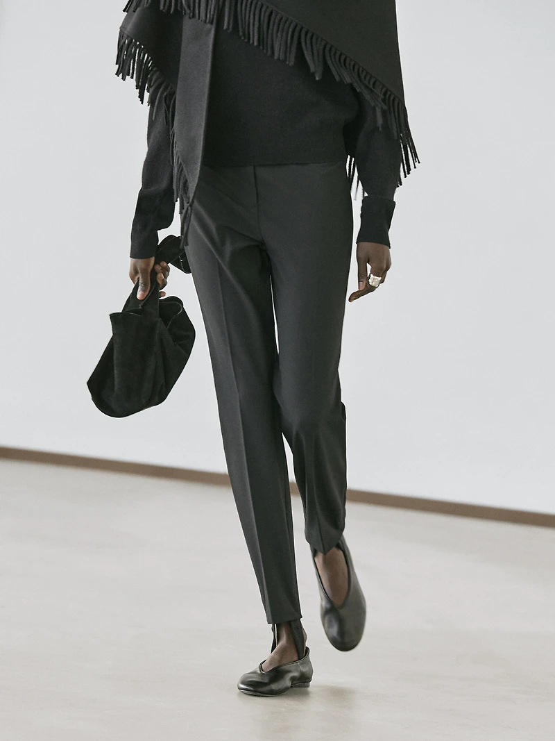 Trousers with elastic hems