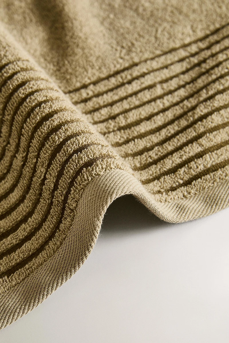 SERVIETTE DE BAIN FRISE CONTRASTANTE
