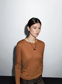 100% cotton T-shirt with neck detail