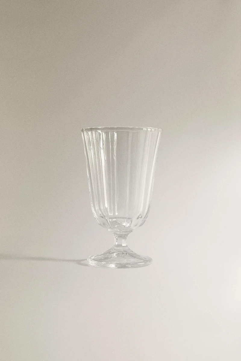 RAISED FACETED WINE GLASS