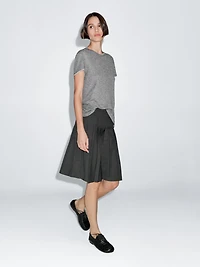 Jupe courte plissée taille large