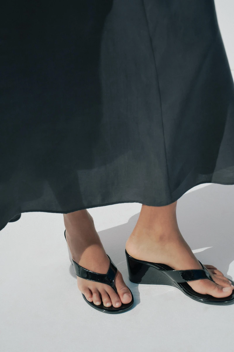 PATENT WEDGE SANDALS