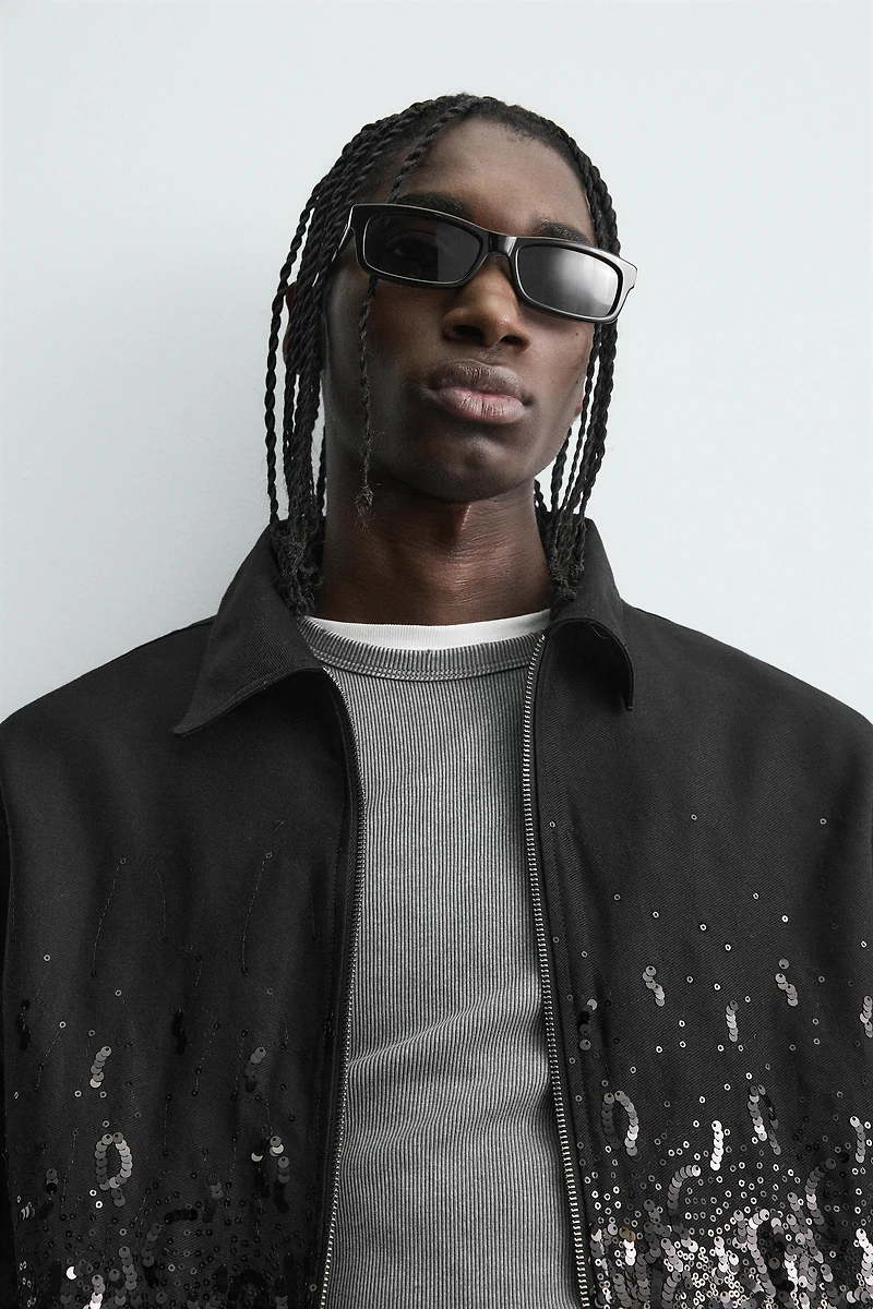 VESTE COURTE À PAILLETTES