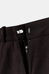 PANTALON À PINCES ET CEINTURE