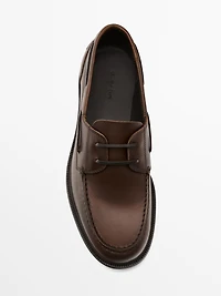 Chaussures bateau en cuir graissé
