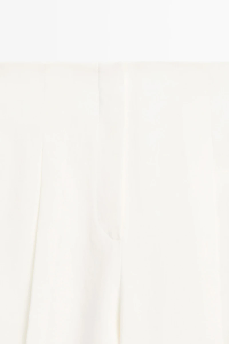Linen trousers with darts
