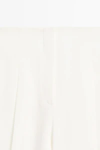 Linen trousers with darts