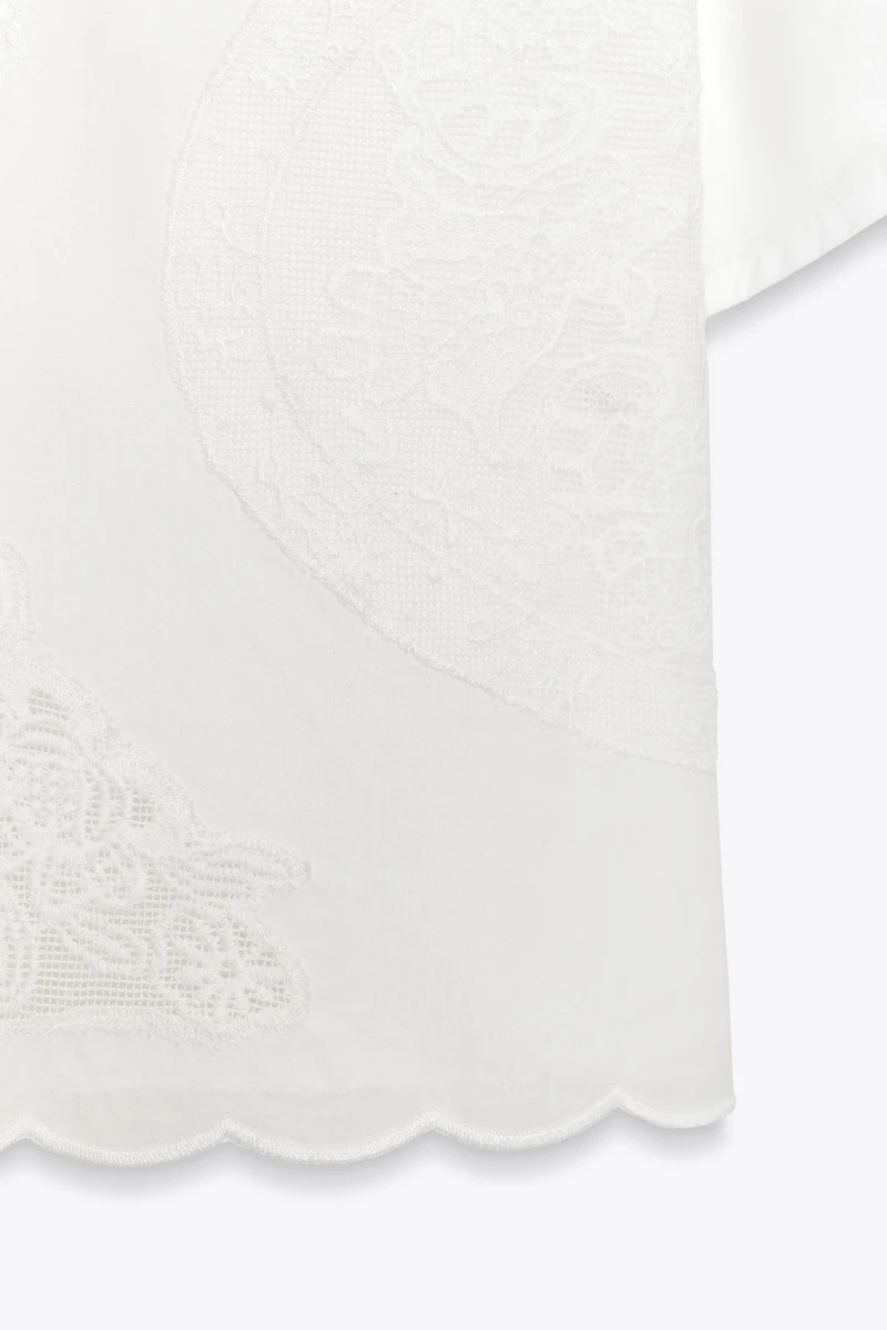 CHEMISE À LACETS ET BRODERIES