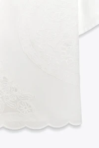 CHEMISE À LACETS ET BRODERIES