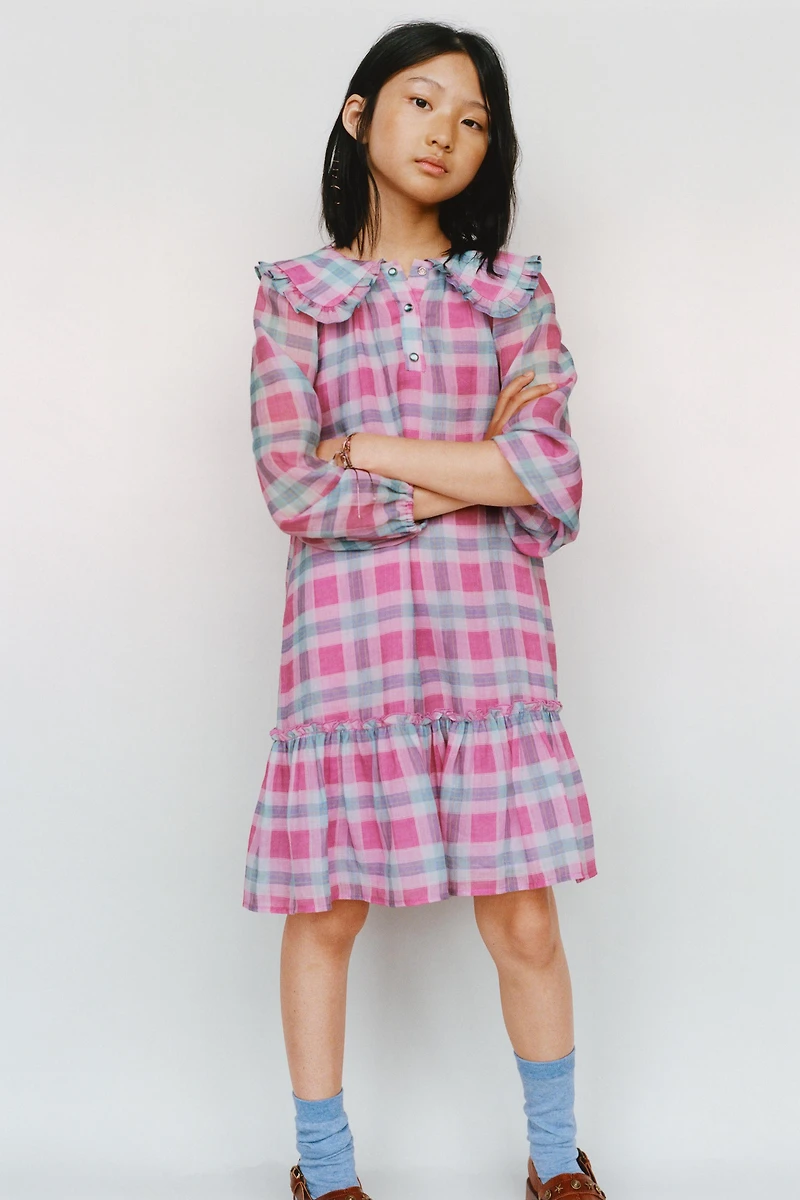 ROBE À CARREAUX ET COL CLAUDINE