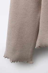 T-SHIRT CÔTELÉ DÉTAIL BRODÉ