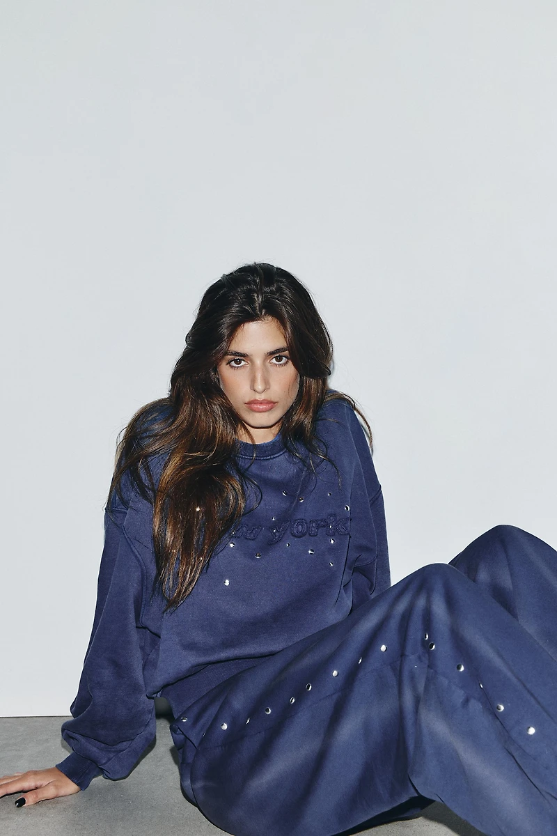 SWEAT DÉLAVÉ À CLOUS