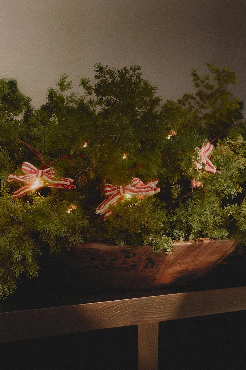 CHRISTMAS LIGHT AND RIBBON GARLAND