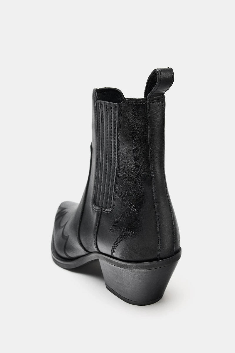 BOTTINES EN CUIR AVEC SURPIQÛRES COW-BOY