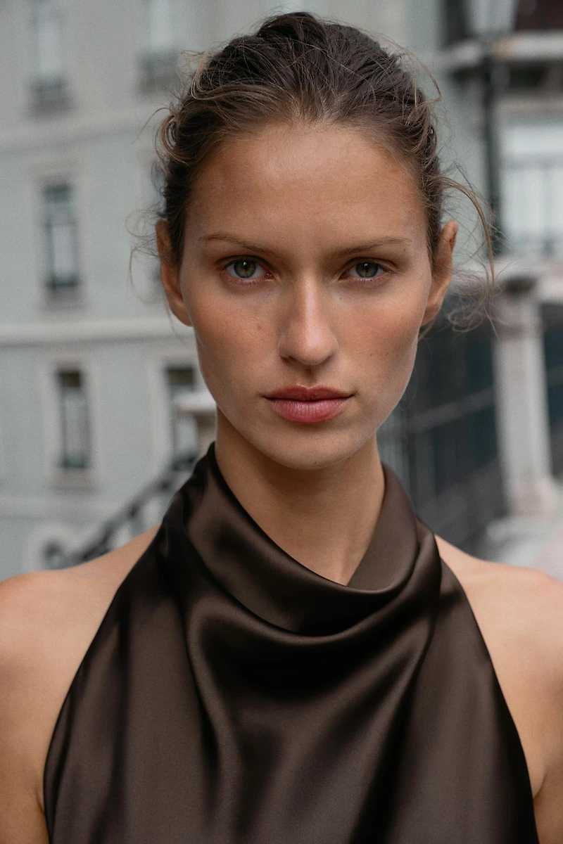 ROBE COURTE ASYMÉTRIQUE AVEC NŒUD