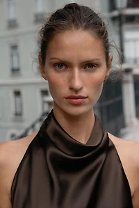 ROBE COURTE ASYMÉTRIQUE AVEC NŒUD