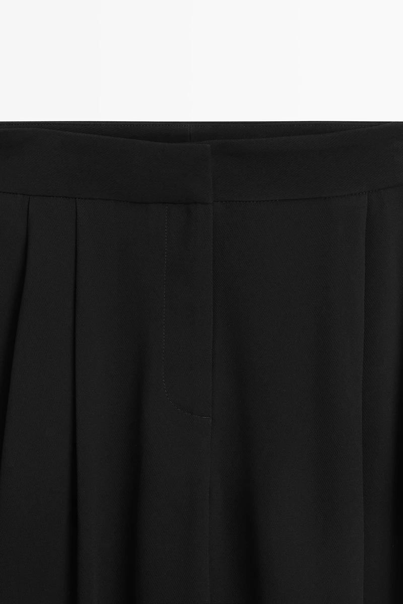 Voluminous wide-leg pleated pants