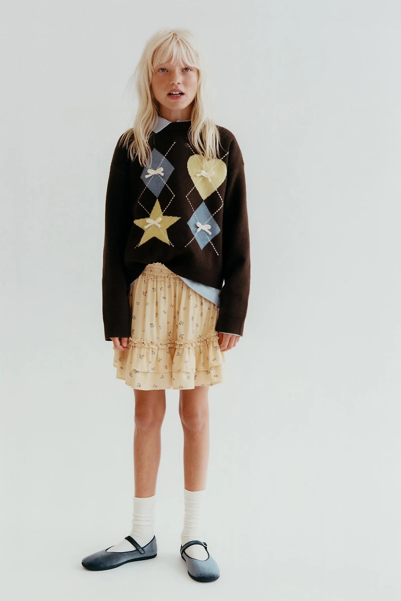 PULL EN MAILLE À LOSANGES ET NŒUDS