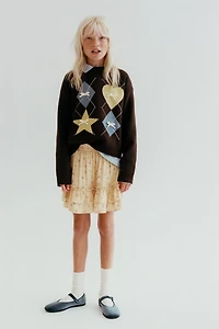 PULL EN MAILLE À LOSANGES ET NŒUDS