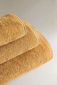 BATH TOWEL WITH DOUBLE TOPSTITCHING
