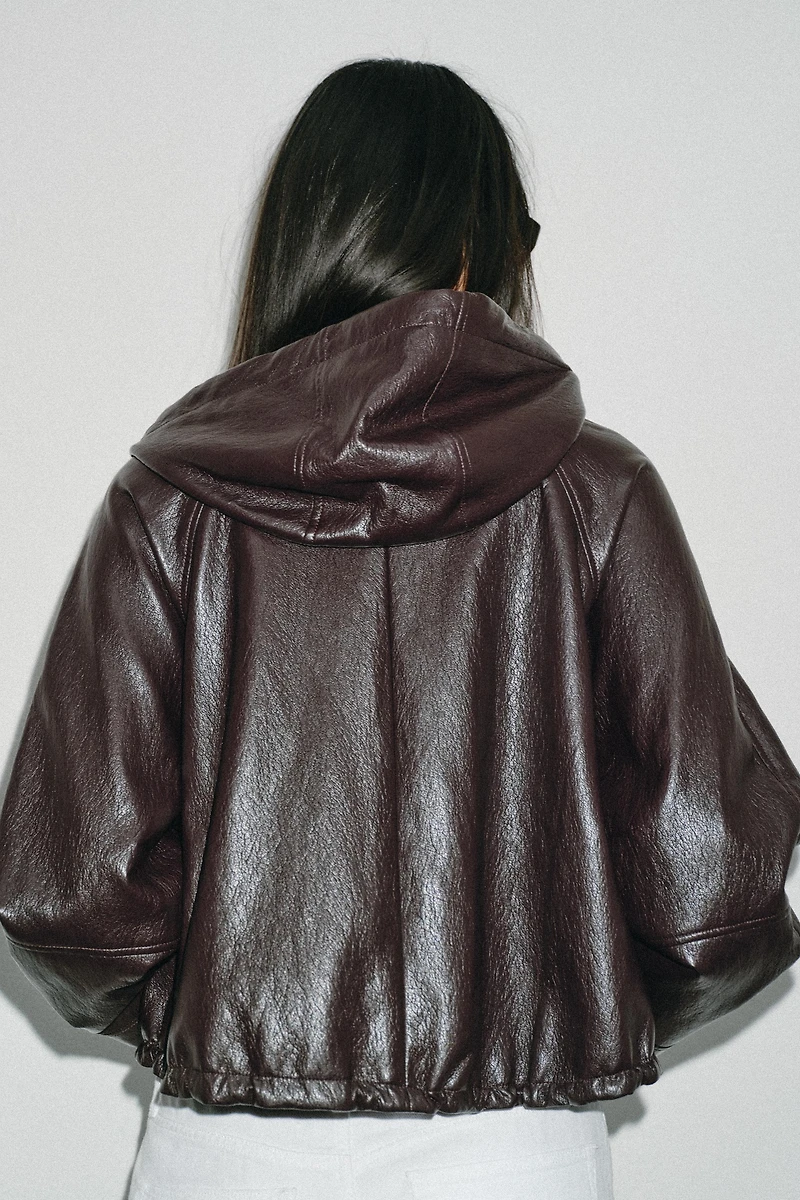 BLOUSON EN MATIÈRE SYNTHÈTIQUE AVEC CAPUCHE