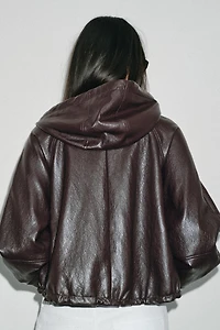 BLOUSON EN MATIÈRE SYNTHÈTIQUE AVEC CAPUCHE