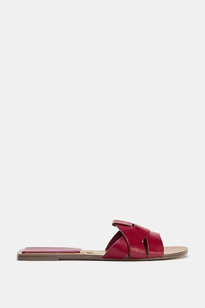 FLAT CROSSED LEATHER SANDALS