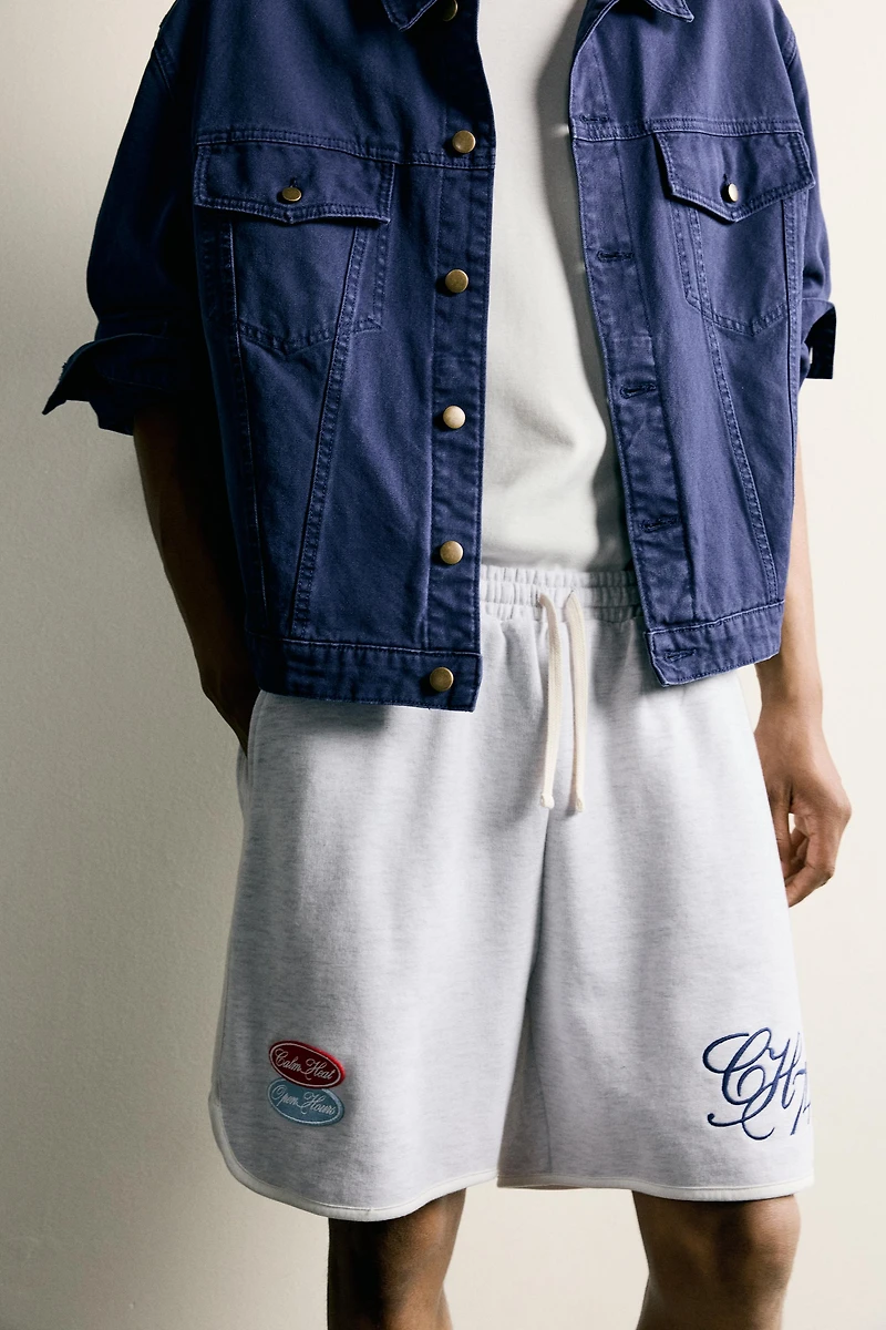 SHORT DE SURVÊTEMENT BRODÉ À PIÈCES