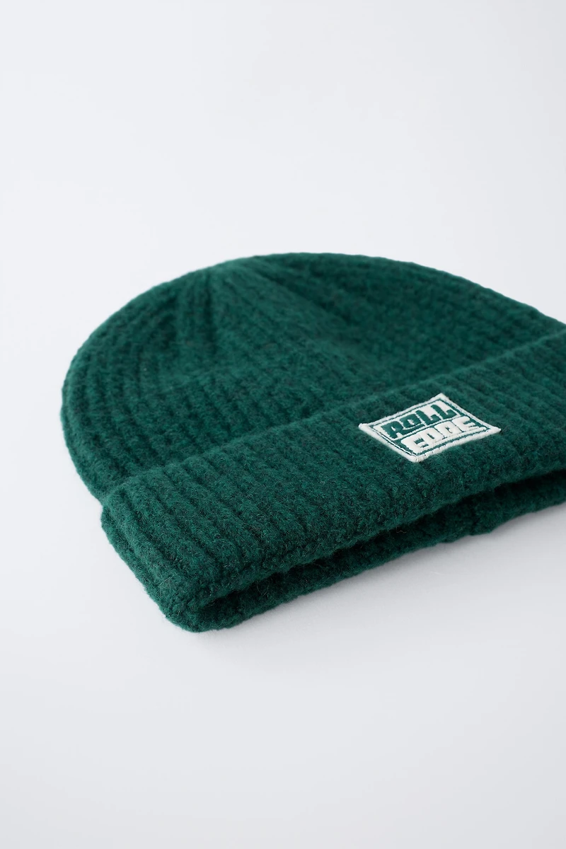 KNIT HAT WITH LABEL