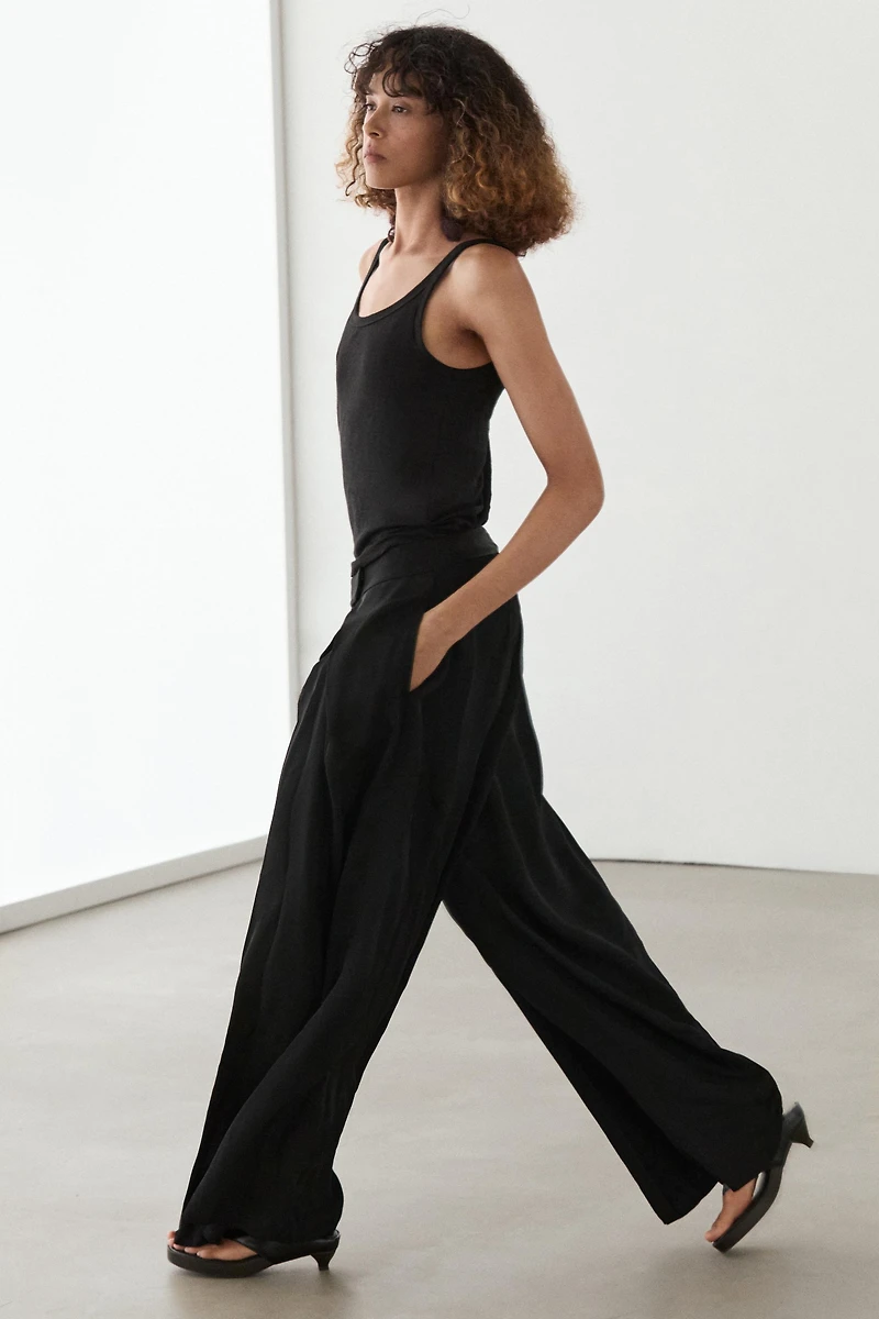 Pantalon satiné à pinces