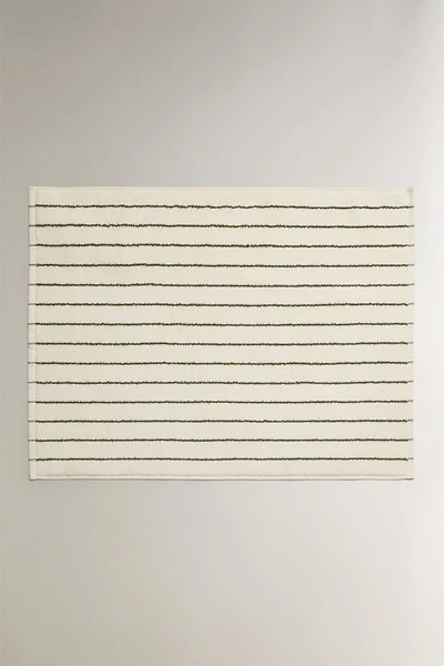 CONTRAST STRIPED BATH MAT