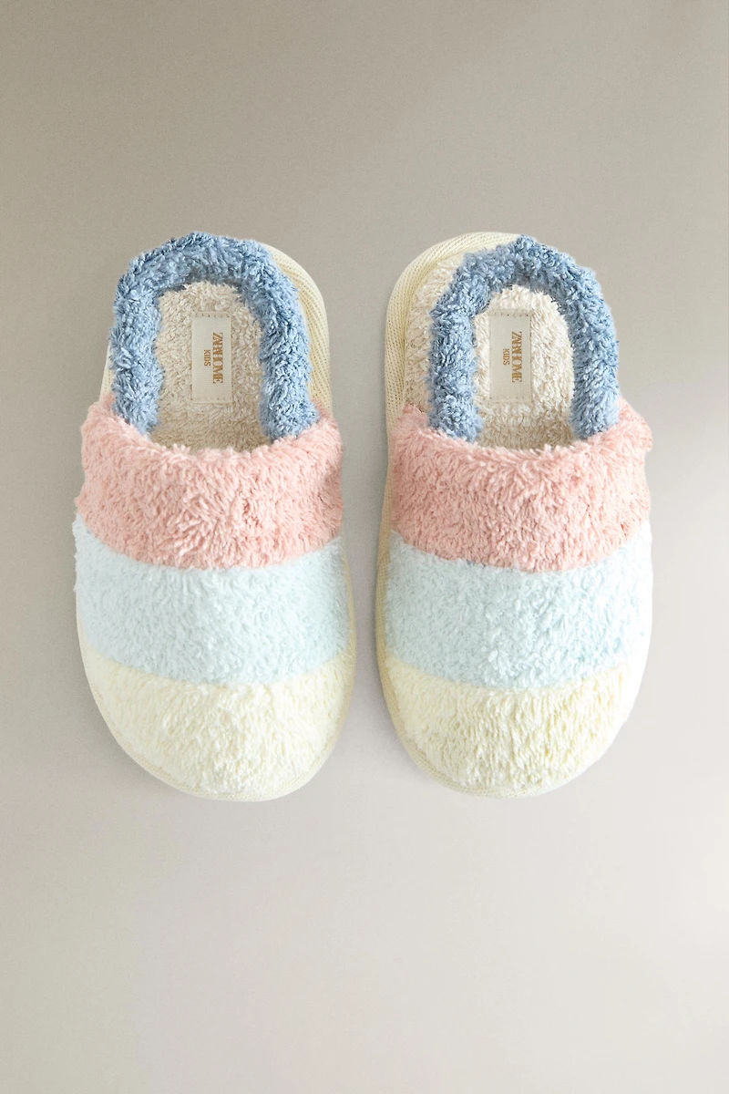 CHAUSSONS ENFANT SERVIETTE DE BAIN