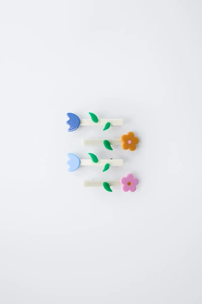FOUR-PACK OF FLOWER HAIR CLIPS