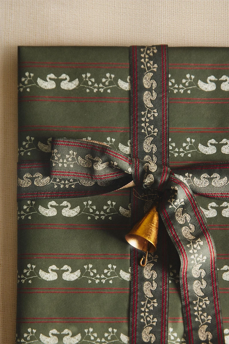 CHRISTMAS GIFT WRAPPING RIBBON WITH DECORATIVE DUCKLINGS