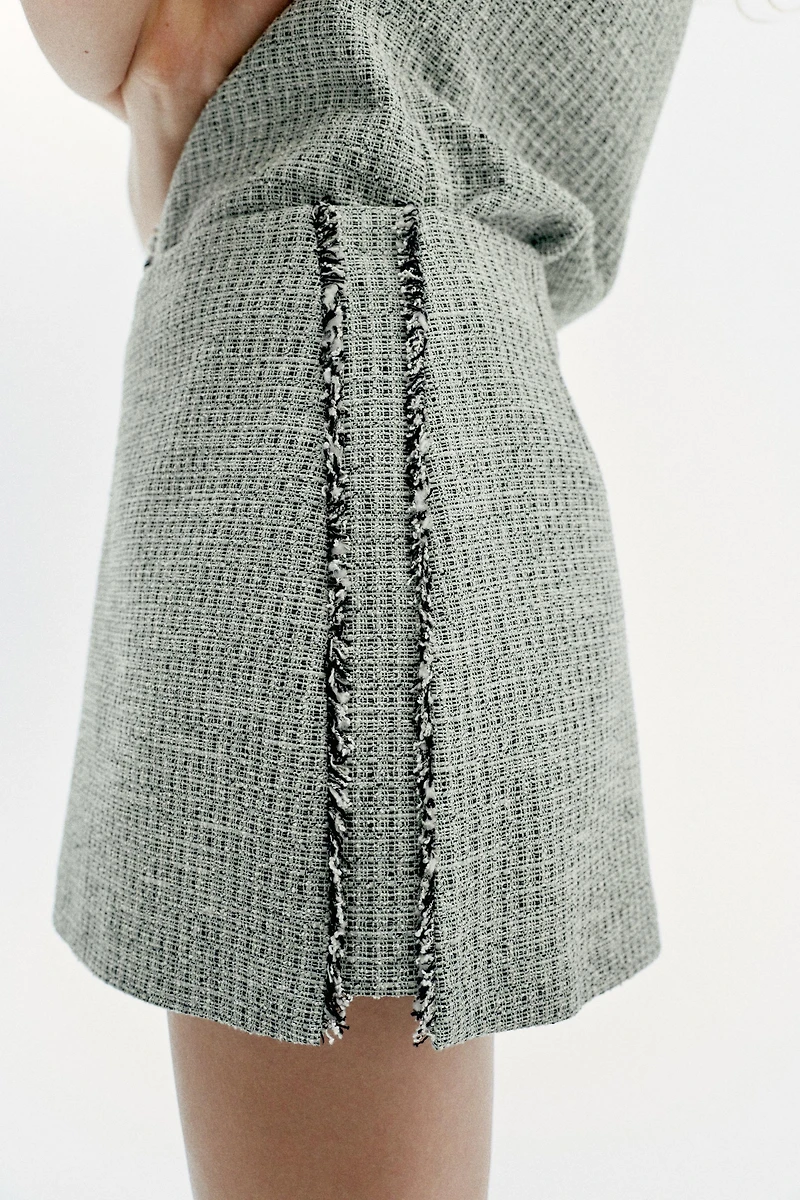 TEXTURED FRAYED MINI SKIRT