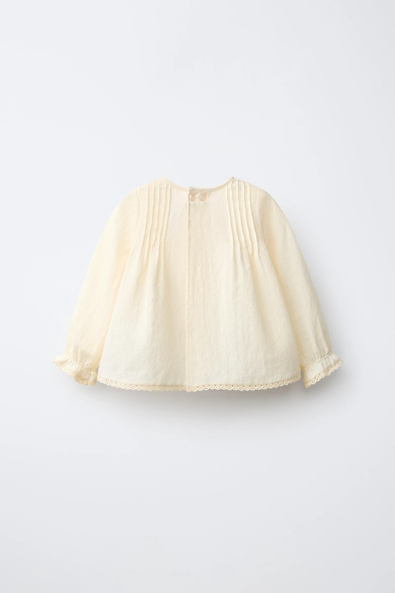 CHEMISE À PLIS NERVURÉS ET DENTELLE