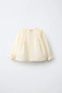 CHEMISE À PLIS NERVURÉS ET DENTELLE