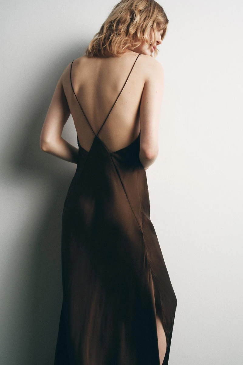 ROBE SATINÉE DÉCOLLETÉ DOS